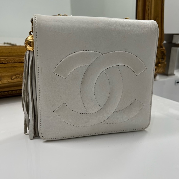 Chanel White Leather Shoulder Bag - Picture 1 of 6